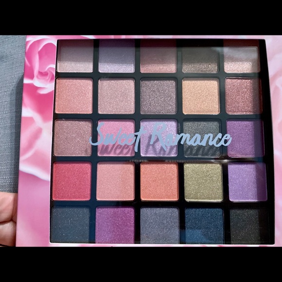 NWT π Host Pickπ Beauty treat 25 metallic shade palette - Picture 2 of 4